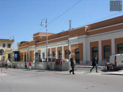 A sinistra del corpo principale, gli edifici adiacenti al Ferrhotel avevano un tetto a falde, sostituito da una normale terrazza. In quei locali si immagazzinavano tutti i colli che finivano sui treni merci e c�erano anche dei luoghi di sosta per i viaggiatori